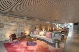 Uma área de estar em Adina Apartment Hotel Bondi Beach Sydney