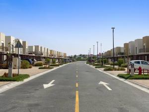 una calle vacía en una ciudad con edificios en Spacious & Private Townhome - 5 mins drive to Al Maktoum Airport, en Dubái
