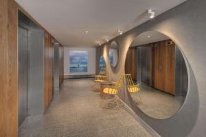 Uma área de estar em Adina Apartment Hotel Bondi Beach Sydney