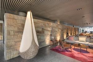 Uma área de estar em Adina Apartment Hotel Bondi Beach Sydney