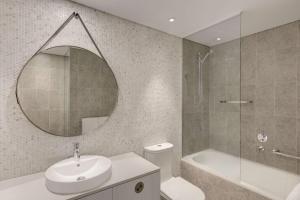 Um banheiro em Adina Apartment Hotel Bondi Beach Sydney