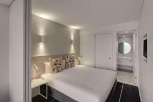 Cama ou camas em um quarto em Adina Apartment Hotel Bondi Beach Sydney