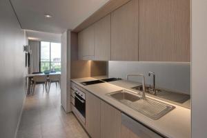 A cozinha ou cozinha compacta de Adina Apartment Hotel Bondi Beach Sydney
