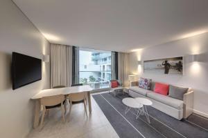 Uma TV ou centro de entretenimento em Adina Apartment Hotel Bondi Beach Sydney