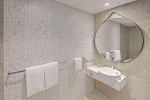 Um banheiro em Adina Apartment Hotel Bondi Beach Sydney