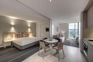 Cama ou camas em um quarto em Adina Apartment Hotel Bondi Beach Sydney