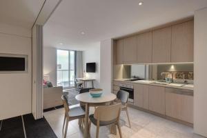 A cozinha ou cozinha compacta de Adina Apartment Hotel Bondi Beach Sydney