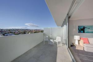 Uma varanda ou terraço em Adina Apartment Hotel Bondi Beach Sydney