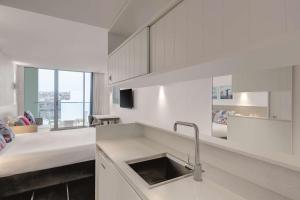 A cozinha ou cozinha compacta de Adina Apartment Hotel Bondi Beach Sydney