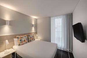 Cama ou camas em um quarto em Adina Apartment Hotel Bondi Beach Sydney