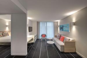 Cama ou camas em um quarto em Adina Apartment Hotel Bondi Beach Sydney
