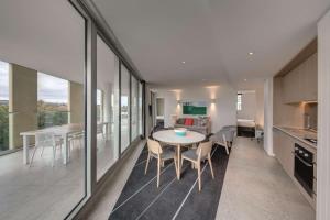 A cozinha ou cozinha compacta de Adina Apartment Hotel Bondi Beach Sydney