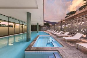 - l'accès à une piscine de l'hôtel avec des chaises longues dans l'établissement Adina Apartment Hotel Darwin Waterfront, à Darwin
