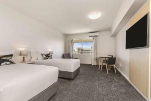 Llit o llits en una habitació de The Leea Resort Darwin
