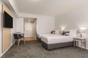 Llit o llits en una habitació de The Leea Resort Darwin