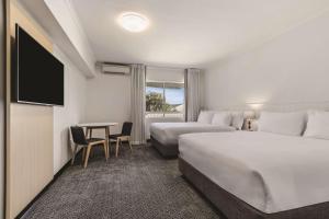 Llit o llits en una habitació de The Leea Resort Darwin