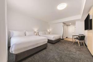 Llit o llits en una habitació de The Leea Resort Darwin