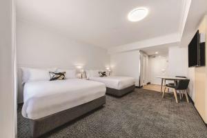 Llit o llits en una habitació de The Leea Resort Darwin