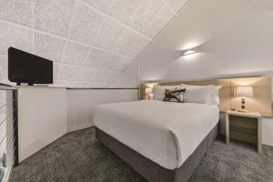 Llit o llits en una habitació de The Leea Resort Darwin