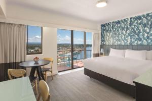 Postel nebo postele na pokoji v ubytování Vibe Hotel Gold Coast