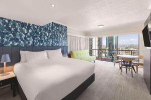 Postel nebo postele na pokoji v ubytování Vibe Hotel Gold Coast