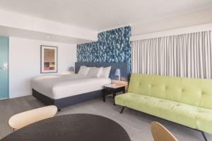 Postel nebo postele na pokoji v ubytování Vibe Hotel Gold Coast