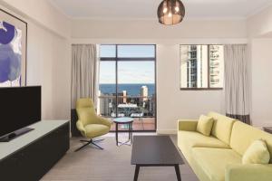 TV a/nebo společenská místnost v ubytování Vibe Hotel Gold Coast