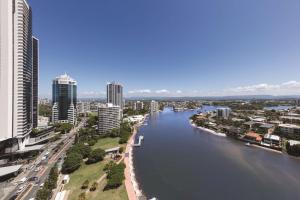 - une vue sur une rivière dans une ville avec de grands bâtiments dans l'établissement Vibe Hotel Gold Coast, à Gold Coast