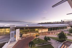 un grand bâtiment avec une rue en face dans l'établissement Adina Apartment Hotel Perth, à Perth