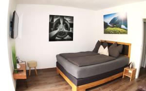 sypialnia z łóżkiem w pokoju w obiekcie Appartement Kaprun4You w Kaprunie