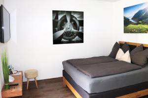 sypialnia z łóżkiem i obrazem na ścianie w obiekcie Appartement Kaprun4You w Kaprunie