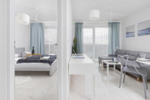 Posteľ alebo postele v izbe v ubytovaní Gdynia Nasypowa Apartments with Parking by Noclegi Renters