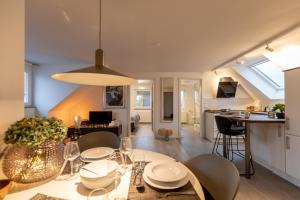 a dining room and kitchen with a table and chairs at Appartement Burgund in Oedheim