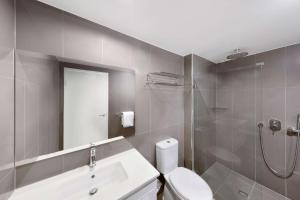 Koupelna v ubytování Adina Serviced Apartments Canberra Dickson