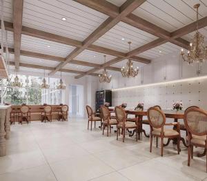杭州的住宿－杭州灯火阑珊青年旅舍，大型用餐室配有长桌和椅子