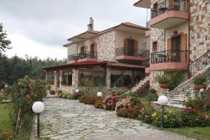 a house with a walkway in front of a building at Hotel Orama in Kryonérion