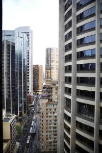 雪梨的住宿－A by Adina Sydney，享有城市和高楼的景色
