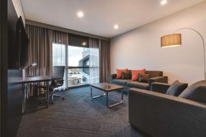 柏斯的住宿－Vibe Hotel Subiaco Perth，客厅配有沙发和桌子