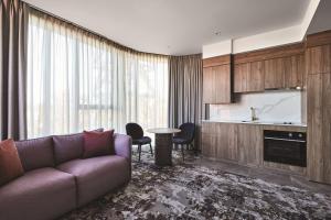 A seating area at Adina Apartment Hotel Melbourne, Pentridge