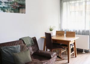 salon ze stołem i kanapą w obiekcie Appartement Kaprun4You w Kaprunie