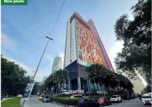 een groot gebouw met auto's geparkeerd voor het bij Hotel Damansara Perdana - Q in Petaling Jaya