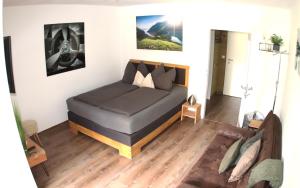 sypialnia z łóżkiem w pokoju w obiekcie Appartement Kaprun4You w Kaprunie