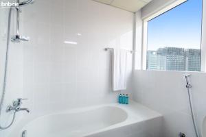 Koupelna v ubytování bnbmehomes - 2BR Apt with Burj Khalifa View -1406
