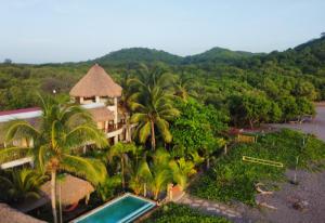 einen Luftblick auf ein Resort mit einem Pool in der Unterkunft Alive Beach House in Transito