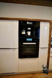 um forno a preto e branco numa cozinha em Apartment-Chalet Panorama em Todtmoos