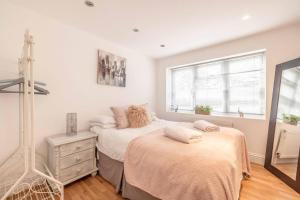 a bedroom with two beds and a window at Windsor centre Parkview in Windsor