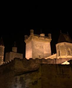 un castillo de noche con sus luces encendidas en Le 6 Bis by Les Cailloux Dorés en Uzès
