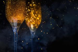 dos copas de champán llenas de confeti de oro en Le 6 Bis by Les Cailloux Dorés en Uzès