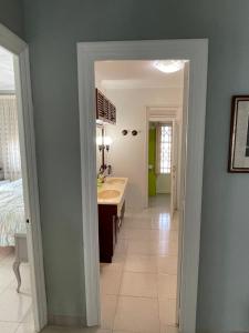 een badkamer met een wastafel en een spiegel in een kamer bij Gran apartamento en el centro Villajoyosa - Vistas al mar, 5 dormitorios y enorme terraza in Villajoyosa