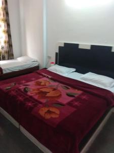 Tempat tidur dalam kamar di Hotel Green Hills Residency By WB Inn